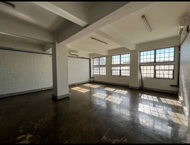 105M² BUSINESS TO LET IN WOODSTOCK